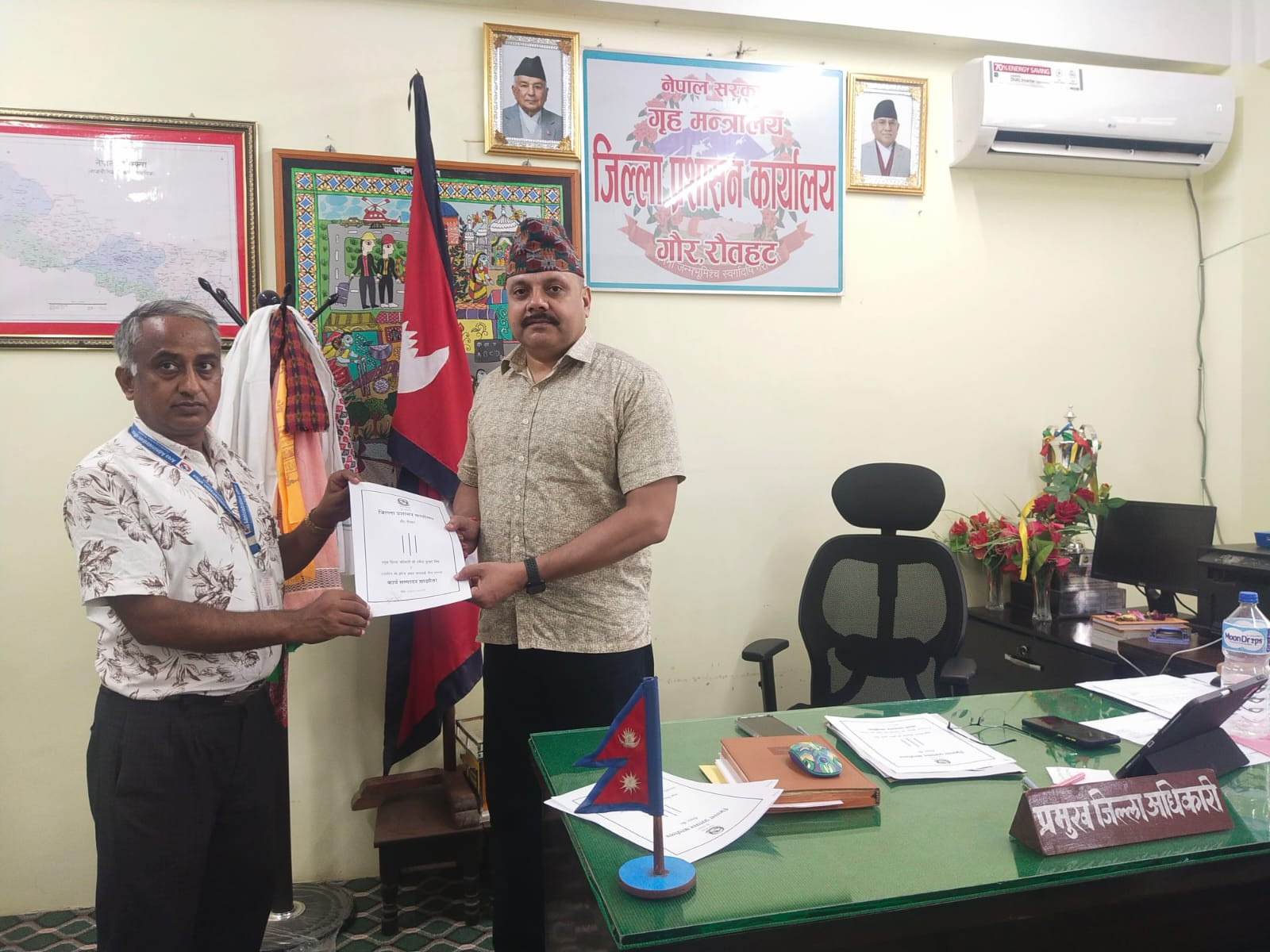 श्रीमान गृह सचिवज्यू तथा प्रमुख जिल्ला अधिकारी विच भएकाे कार्य सम्पादन सम्झौता बमाेजिम प्रमुख जिल्ला अधिकारी  प्रशासकीय अधिकृतहरु विच आज मिति २०८०।०४।०१ गते सोमवारका दिन भएकाे कार्य सम्पादन समझाैता ।